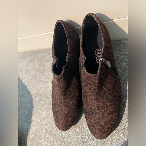 Munro Womens Brown Leopard Print Fabric Zip Up Booties - Picture 2 of 6